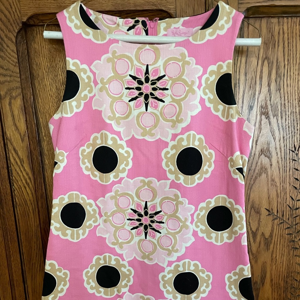 Classic Lilly Pulitzer shift dress in textured linen and graphic design.  Size 6